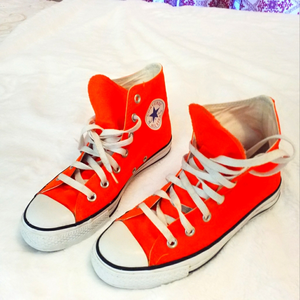 Converse hightop woman size 7, men 5.